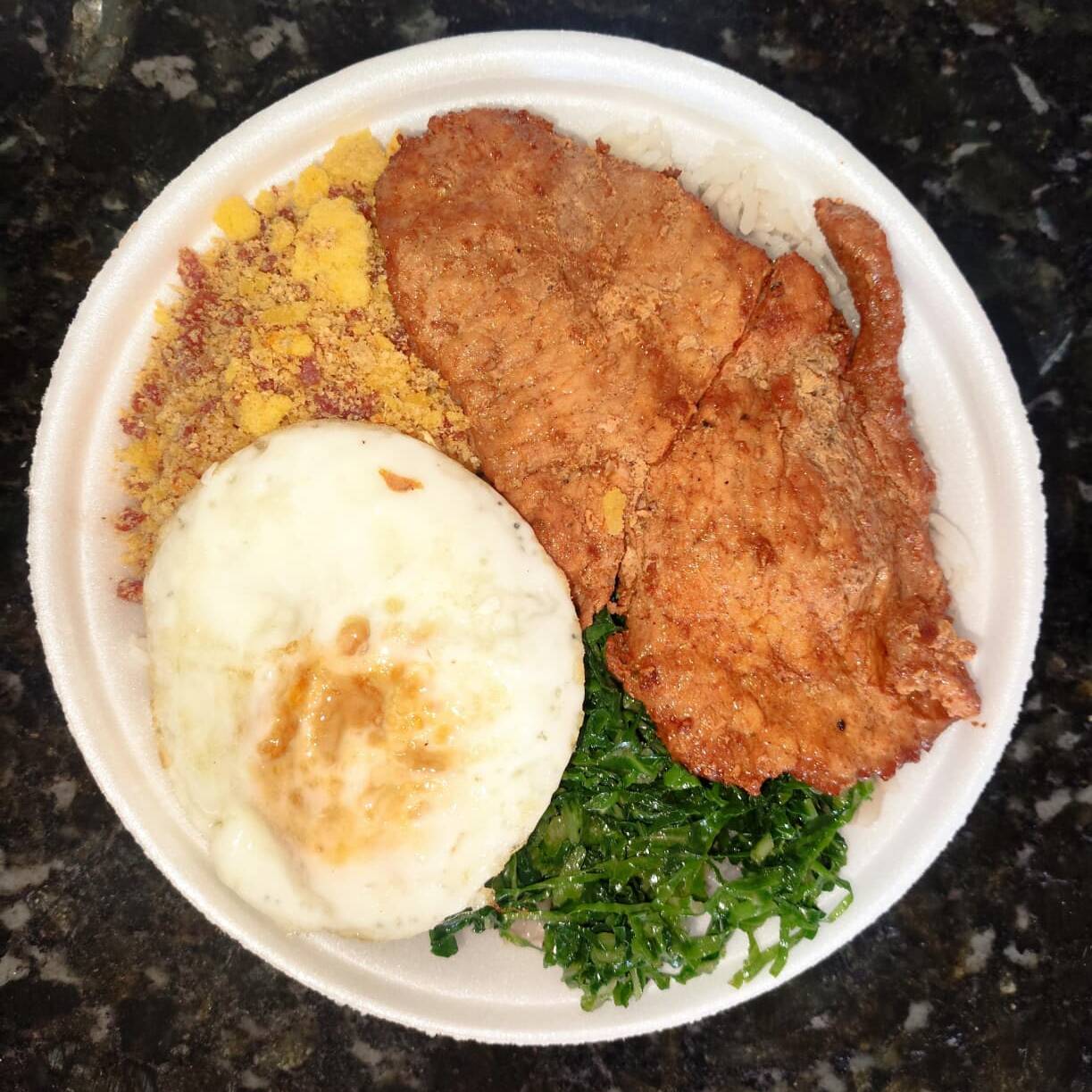 Arroz, Feijoada, Bife de Pernil, Ovo Frito, Couve Refogada, Farofa de Calabresa e Sobremesa de Cortesia.