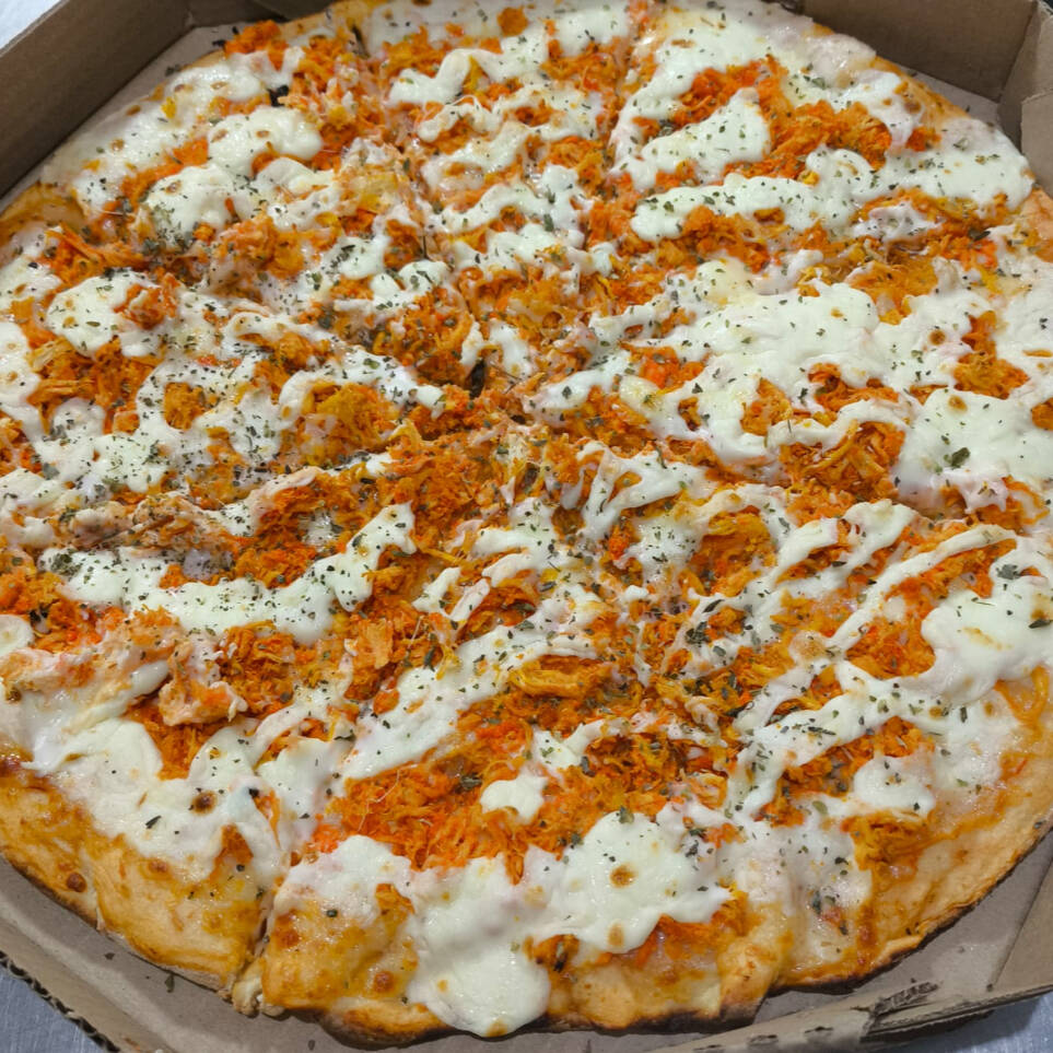 Massa Artesanal, base de molho de tomate e queijo muçarela triturado, pequenos pedaços de frango cozido, temperado e desfiado, finalizado com catupiry original e leves toque de orégano.