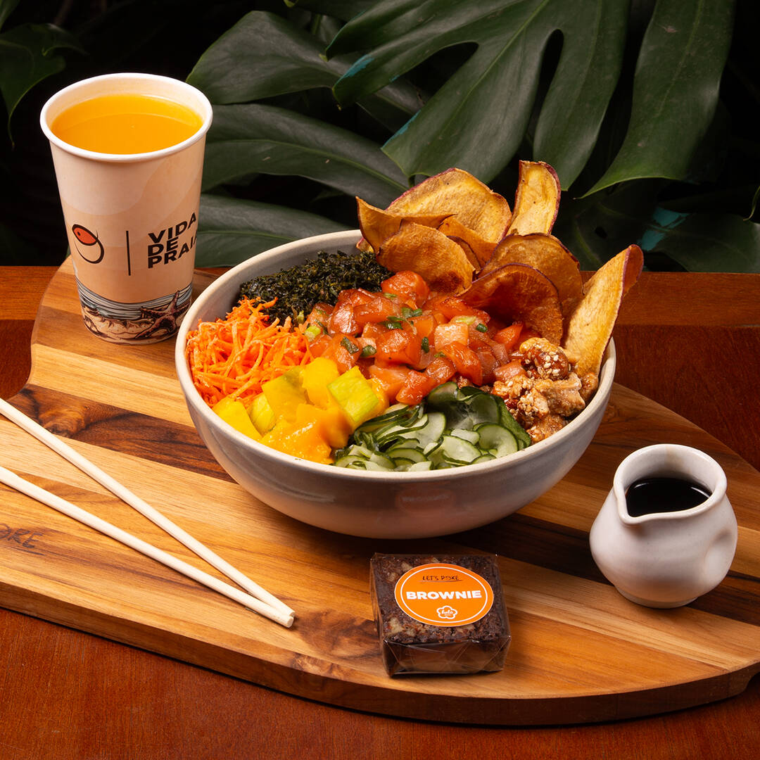 Monte seu poke preferido acompanhado de uma sobremesa.