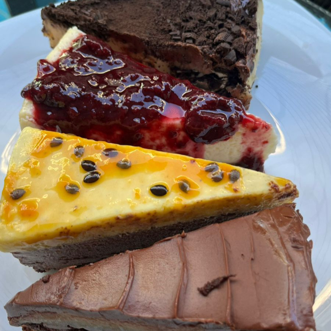 O combo que faltava, nossas fatias Brownie Ninho com Nutella, doce de leite com paçoca, brigadeiro, Oreo com Nutella, Maracuja com chocolate, limão e cheesecake você pode pedir em nosso combo!