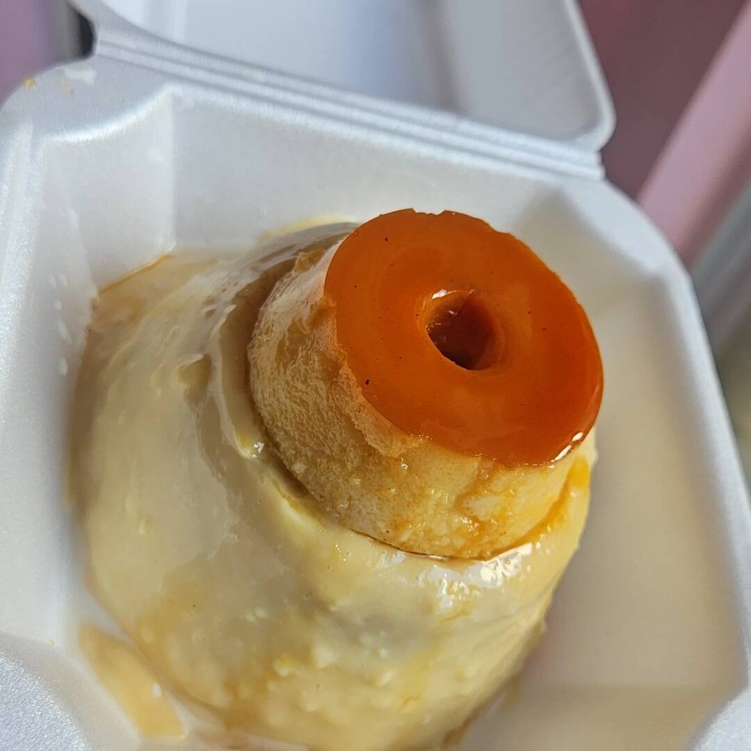 Novidade na nossa loja! Bolo massa branca com cobertura de brigadeieo branco com um toque de calda de pudim e um pudim delicioso em cima.