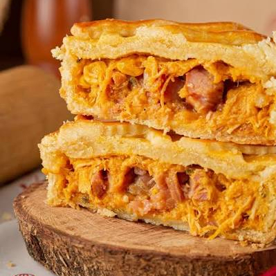 Massa artesanal dourada e amanteigada, recheada com frango desfiado super cremoso e bacon, que derrete a cada mordida. Um empadão de 500 g, muito recheado e irresistivelmente saboroso.