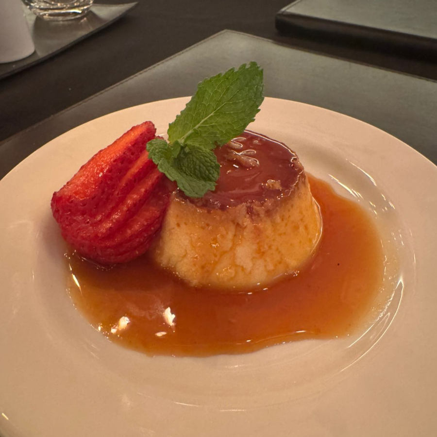 A sobremesa que abraça a alma! Nosso pudim de leite segue aquela receita de família, com uma textura aveludada e perfeitamente lisa, que derrete na boca. Coberto com uma generosa calda de caramelo caseira, tem o verdadeiro gostinho de infância. O final perfeito para sua refeição.