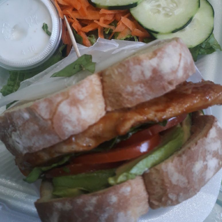 Sándwich de pechuga Salseada búfalo o BBQ