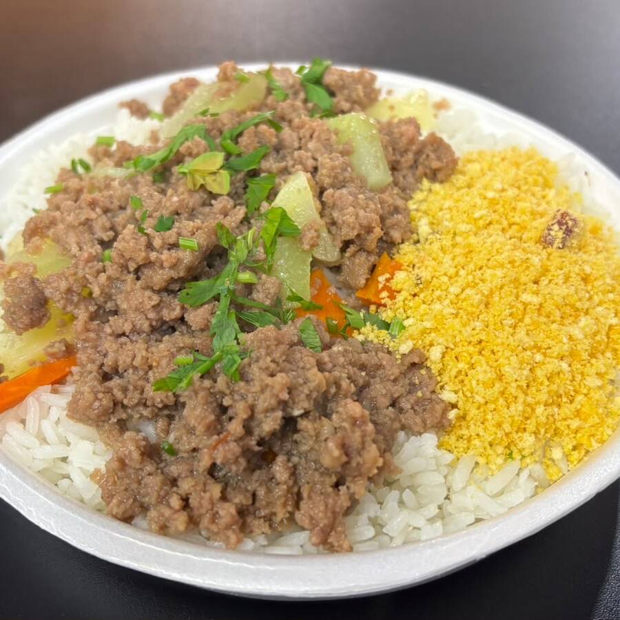 Uma combinação deliciosa e caseira: arroz soltinho, feijão bem temperado, farofa crocante e carne moída refogada com legumes, preparada com muito sabor para deixar sua refeição completa, nutritiva e irresistível!