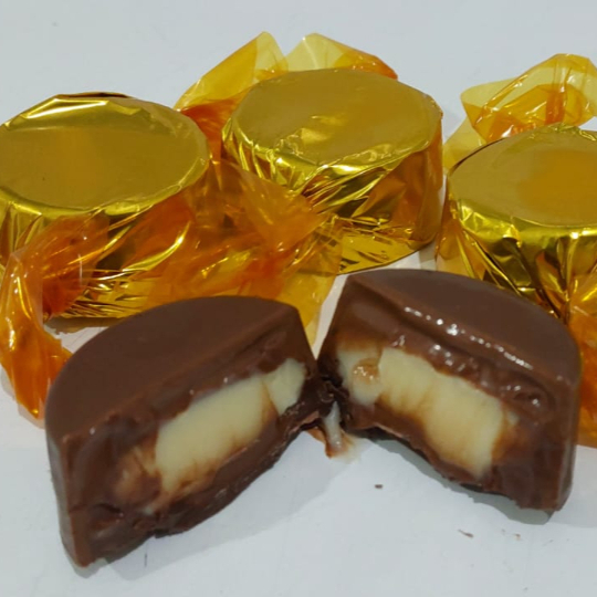 Delicioso Bombom com Casquinha de Chocolate Blend recheada com Brigadeiro de Ninho Cremoso com Nutella Pura. Bem Recheado. ###Tags### bolo no pote bolo vulcao cenoura Ninho chocolate bombom aberto copos da felicidade morango uva coxinha de morango chocolate Ninho Oreo chocolate ao leite leite condensado coco beijinho brigadeiro gourmet tradicional moranguinho churros Nutella 2 amores meio amargo coco queimado presente na caixa promoção cupon cupom oferta desconto como taxa gratis entrega rapida Nutella brownie braunie brawni Ninho doce chocolate brigadeiro docinho donuts docino sobremesa bolo de pote copo da felicidade caseiro banoffee morango Ouro Branco galak Sonho de Valsa choquito ferreiro rocher trufa bombom uva kitkat Kit Kat Kinder bueno charge amendoim Confete Dia dos pais natal Dia das maes Dia das mães namorados promoção promocao oferta desconto barato doce sobremesa chocolate entrega rapida grátis grátis morango fresco docinho brigadeiro leite condensado coxinha bombom e morango