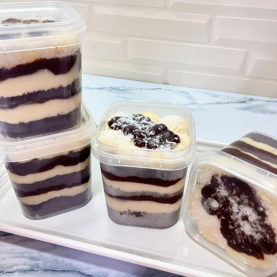 Massa de chocolate 50% cacau, recheada com brigadeiro cremoso de coco e ganache de chocolate ao leite.