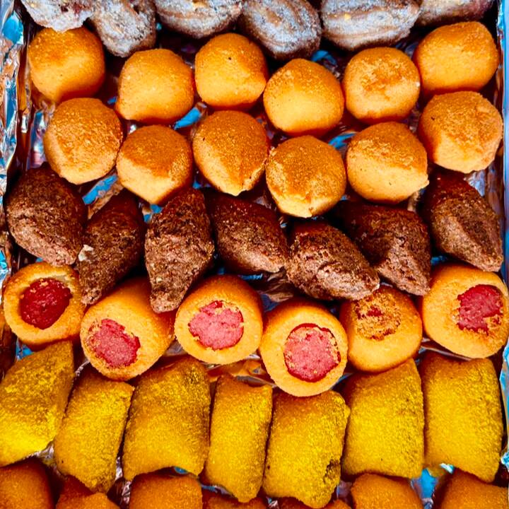 Uma seleção de mini salgadinhos crocantes, acompanhada de churros doces e Coca-Cola 600ml gelada. Sabor para todos os gostos em um só combo!