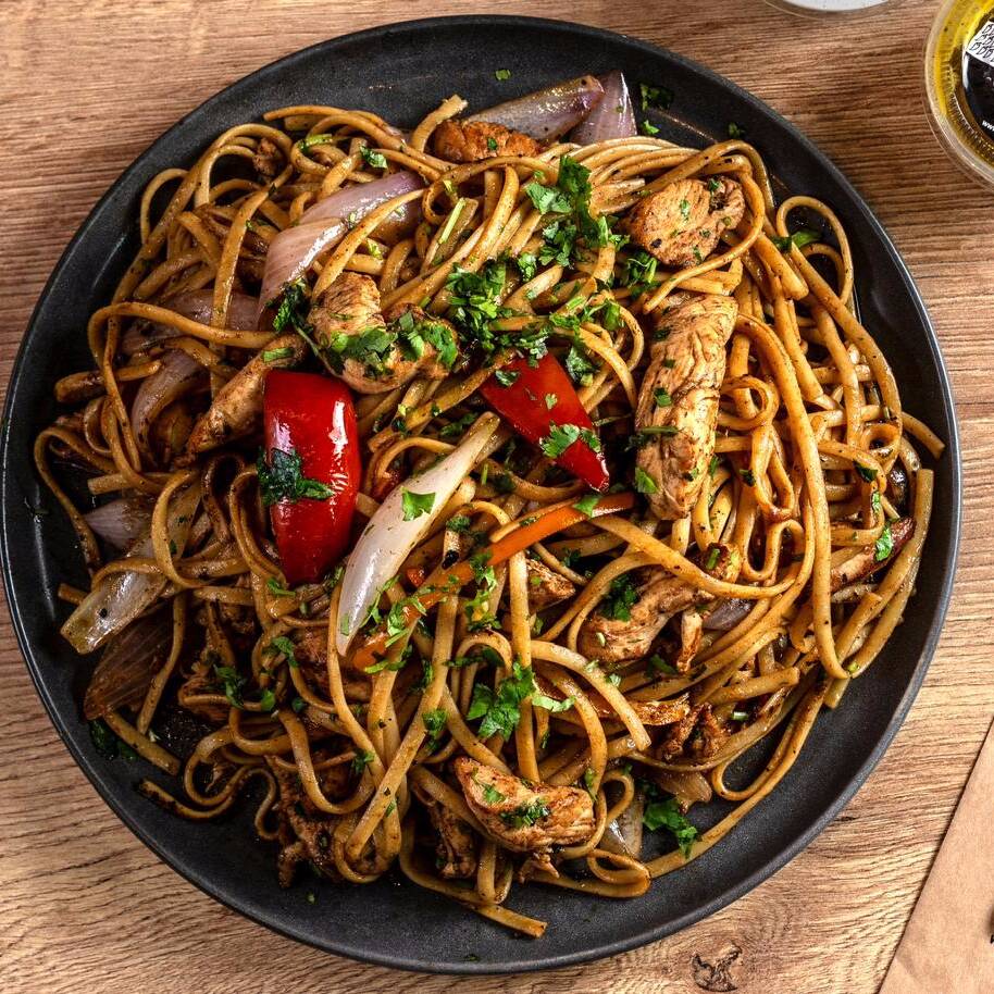 Tallarín saltado de pollo