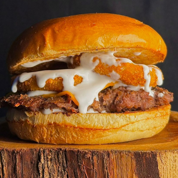 O melhor Burguer da casa queijo cheddar+ oneo + maionese artesanal )