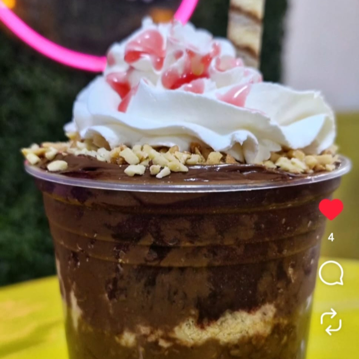 Delicie-se com nosso Copo de Açaí de 500ml, uma opção tradicional e irresistível. Composto por um delicioso açaí cremoso, extraordinariamente rico e saboroso, ele é meticulosamente estratificado com três camadas de complementos à sua escolha, proporcionando uma experiência gastronômica personalizada e inesquecível. Para finalizar, um irresistível chantininho é adicionado, conferindo um toque especial que intensifica a experiência de sabor e deixa um delicioso gostinho de quero mais. A perfeita combinação de sabor, textura e frescor!