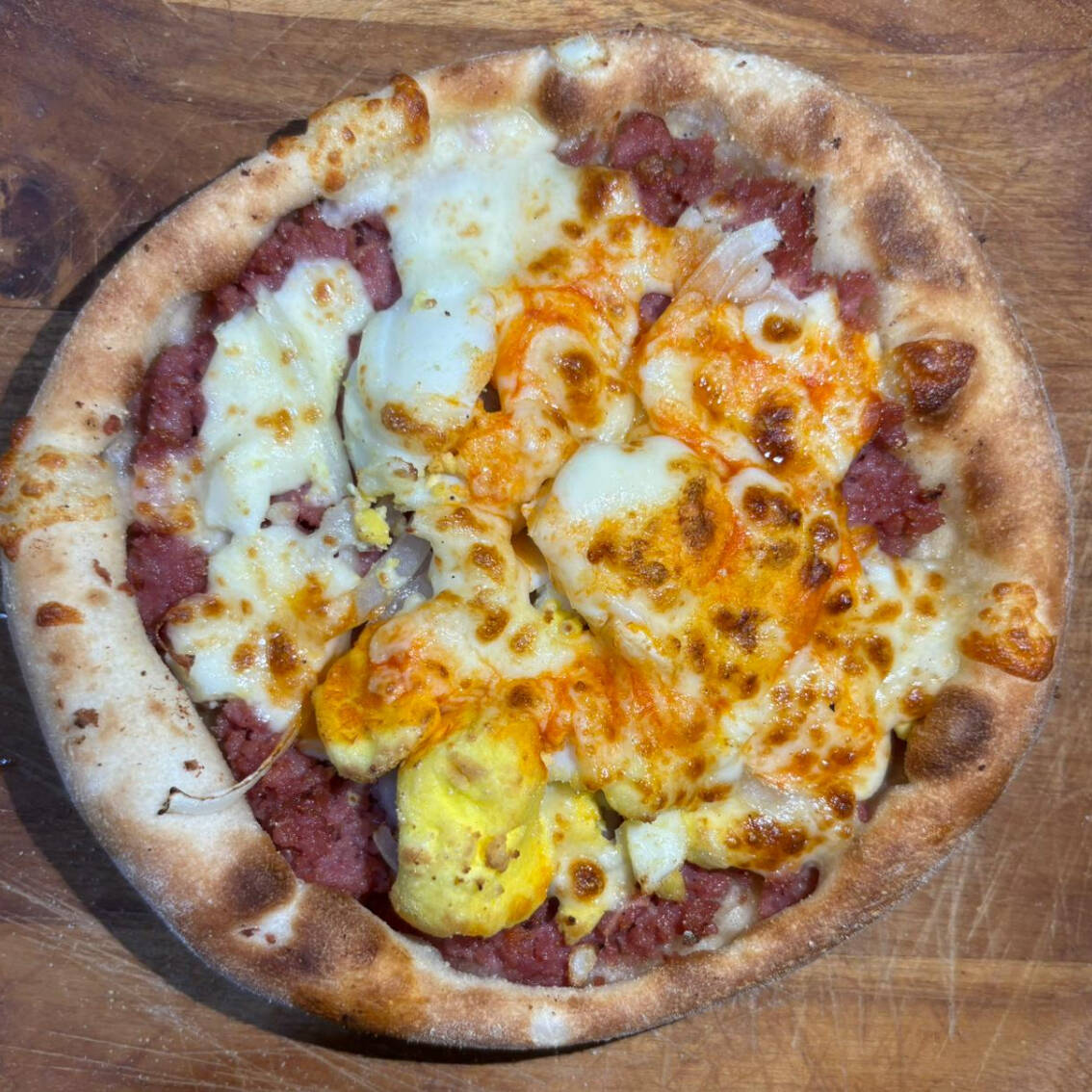 Deliciosa massa, aberta na hora e recheada com calabresa moída, ovo, pimenta, cebola picadinha e coberta com mussarela.