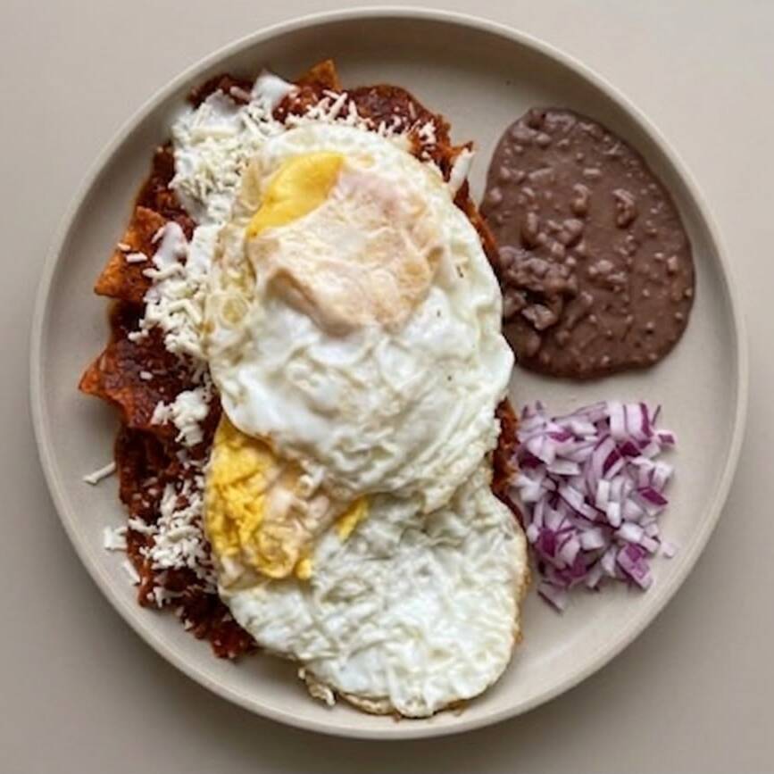 Chilaquiles Rojos con Huevos Estrellados