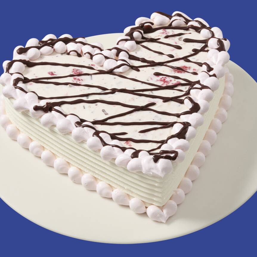 Pastel Blizzard® Fresa hecho con KitKat® en trozos