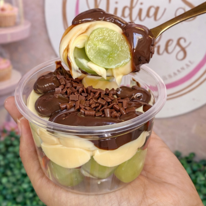 Bombom de Uva, delícia irresistível, uvas frescas selecionadas, com brigadeiro dechocolate branco Galak e brigadeiro cremoso delicioso, com confeitos Granule . Sobremesa irresistivel, na porçao certa para voce. ---------------tags------------------- bombom de uva , bombom de morango, delicia no pote, delicia de abacaxi, pave ninho com nutellaPave crocante, pave, tortas, limao, oreo, cookie , Copo de felicidade, choco morango, copao , delicia, chocolate, galak, morango, sobremesa, doces, ferrero rocher , Ouro Branco, brownie, Kinder bueno, doce de leite, Ninho com morango,Ninho com Nutella, ofertas, desconto, entrega rapida, cupons, entrega gratis