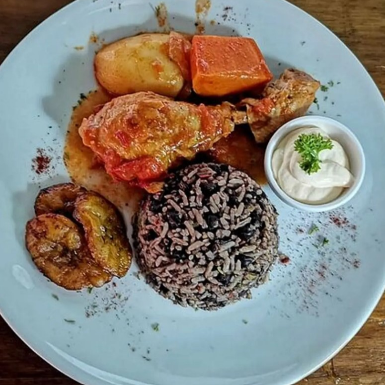 Pinto con Pollo en Salsa