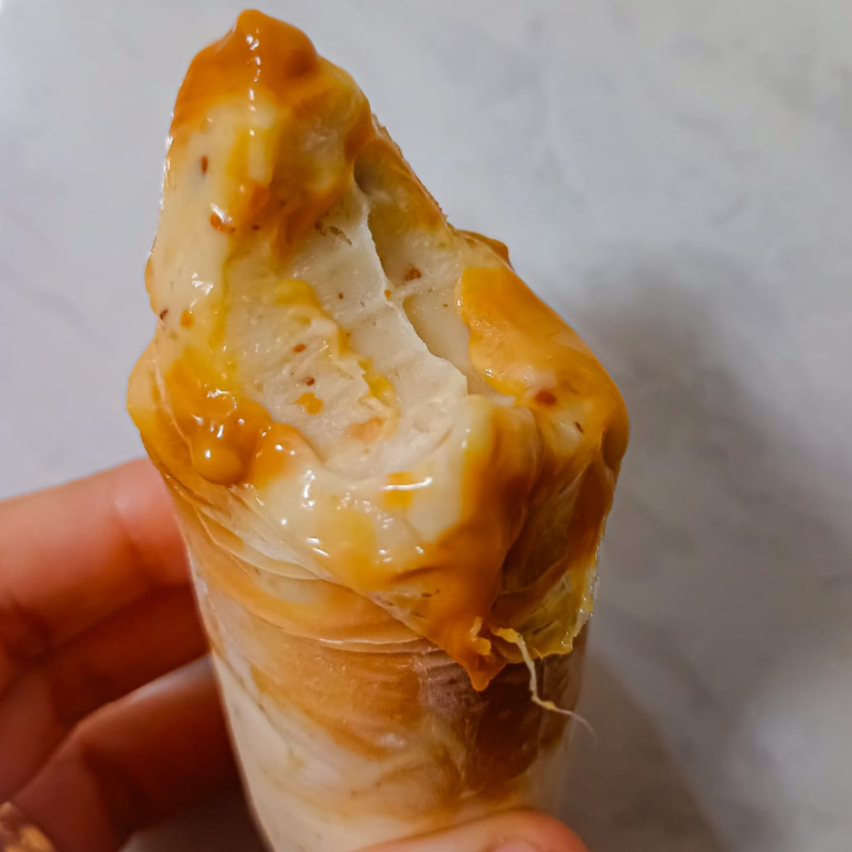 O encontro perfeito entre o sabor marcante da paçoca e o doce envolvente do doce de leite!  Cada mordida é pura cremosidade, com pedacinhos que derretem na boca e aquele gostinho de quero mais. É conforto, doçura e prazer em um só sacolé — Nada enjoativo e impossível resistir!