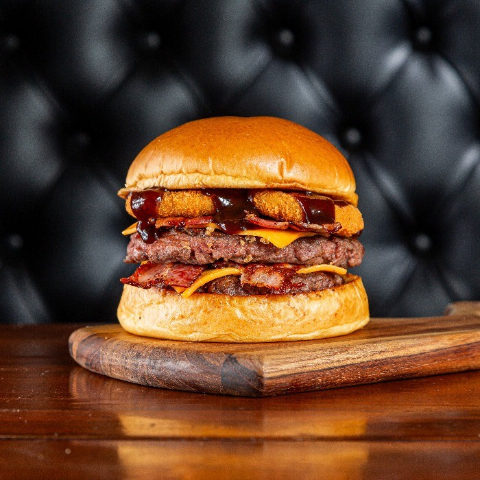 Pão brioche macio, acompanhado por 2 hamburgueres de 90g, queijo cheddar derretido, bacon crocante, anéis de cebola e um saboroso molho barbecue. Uma combinação deliciosa que vai agradar a todos.