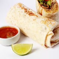 O 'Burrito de Abobrinha com Cenoura - Lo Pepe' é uma verdadeira homenagem ao icônico desenho animado 'Pepe Legal' dos anos 50, referência da cultura mexicana. Este burrito é feito com uma suave e saborosa tortilla de trigo, cuidadosamente enrolada e generosamente recheada com um queijo cremoso e irresistível, alface de textura crocante e o tradicional Pico de Gallo, um vinagrete mexicano vibrante e cheio de personalidade. Para intensificar ainda mais os sabores, é enriquecido com Frijoles, uma autêntica e encorpada pasta de feijão, e é finalizado com uma combinação deliciosa de abobrinha e cenoura raladas, cuidadosamente refogadas e temperadas à moda mexicana. Este burrito é uma opção perfeita para os amantes da culinária vegetariana ou vegana, prometendo uma verdadeira explosão de sabores e texturas a cada mordida.