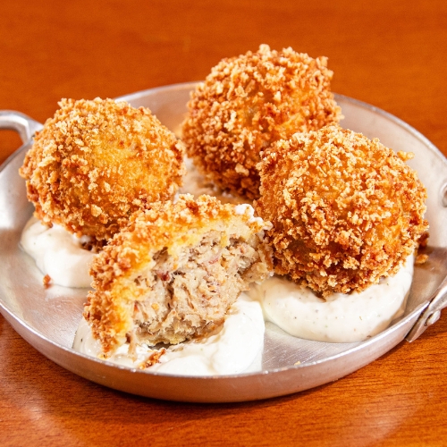 4 bolinhos de cupim assado, crocantes por fora e suculentos por dentro, acompanhado de uma deliciosa maionese. Sabor que vai te conquistar! 40g