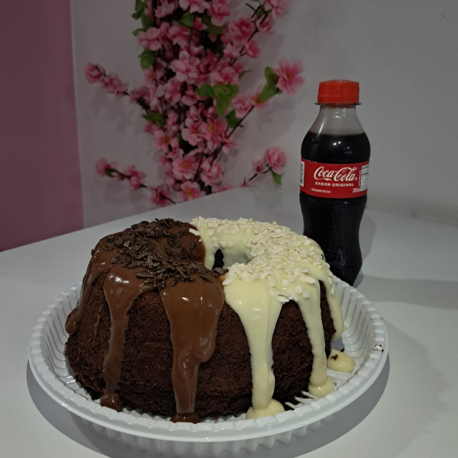 Uma explosão de sabor para adoçar o seu dia! Nosso delicioso bolo de chocolate 50% cacau, super macio e intenso na medida certa, vem com duas coberturas irresistíveis: brigadeiro cremoso e leite Ninho®, criando a combinação perfeita entre o sabor marcante do chocolate e a suavidade do leite. E para deixar tudo ainda melhor, o combo acompanha 1 Coca-Cola 200ml geladinha de brinde — a dupla ideal para completar essa experiência!