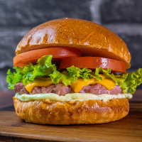 Pão De hamburguer, alface lisa, tomate fresco, hamburguer De calabresa