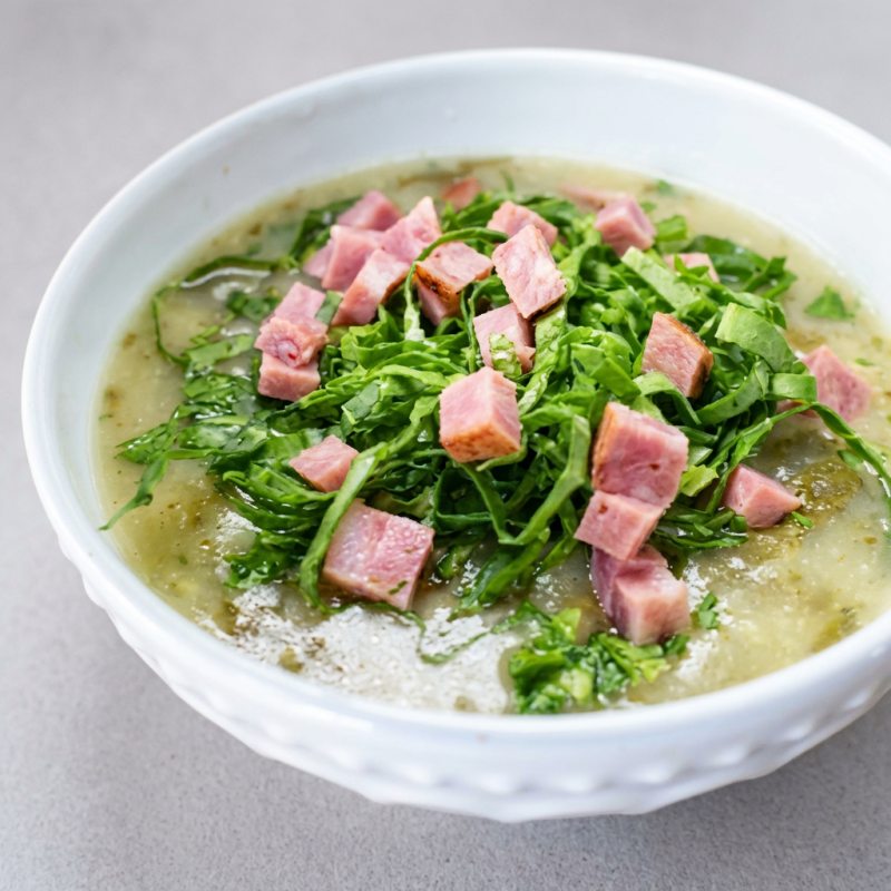 Este caldo leva: Creme de batata inglesa, calabresa e bacon fritos, couve manteiga laminada e tempero de legumes. Pote 600ml serve apenas 1 pessoa. Não é possível remover nenhum item do prato