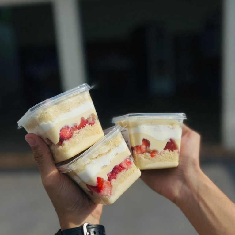 Massa baunilha com recheio de Brigadeiro de Ninho com pedaços de Morango e Mousse de Ninho