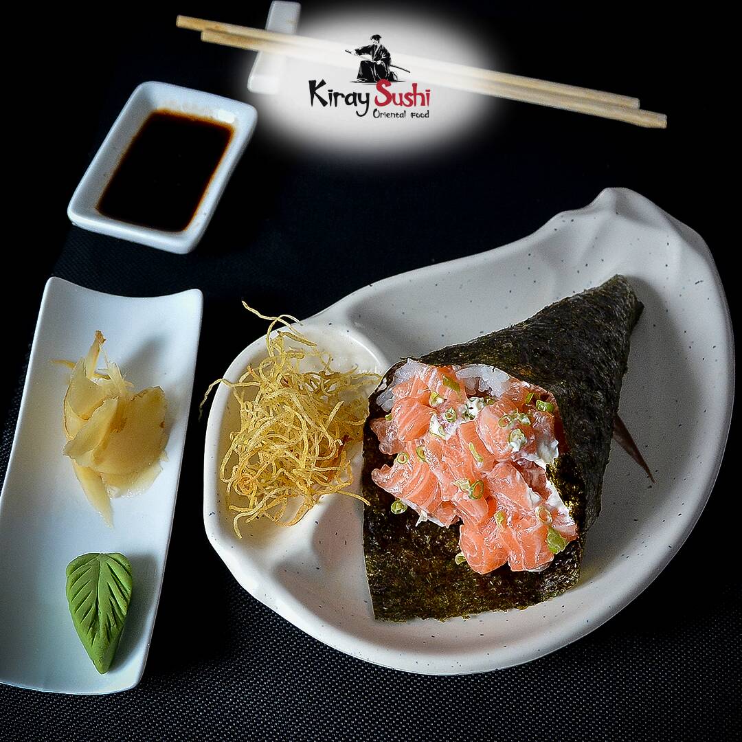 Cone de alga recheado com arroz japonês, salmão fresco, cream cheese, cebolinha e molho especial. Uma explosão de sabores frescos e cremosos a cada mordida!