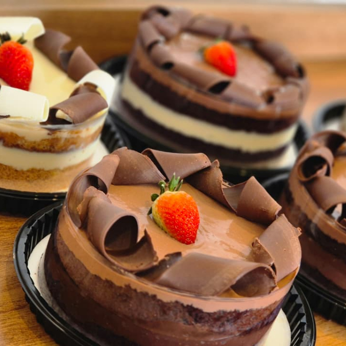 Deliciosa massa pão de ló
feito com recheios deliciosos
e uma decoração cheia de gostosuras!!
São vários modelinho se preferir nos chame e mandamos opções
obs: não acompanha descartáveis
serve de 10 pessoas