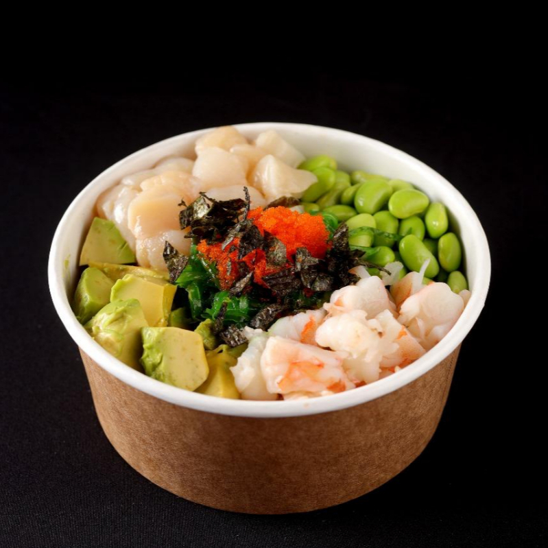 Poke de Camarão e Viera, avocado, wakame temperado, ovas de massago e edamame servidos frio, com base de arroz japonês temperado, finalizados com alga de nori picada e gergelim torrado. Acompanha Molho Ponzo Badapoke.
