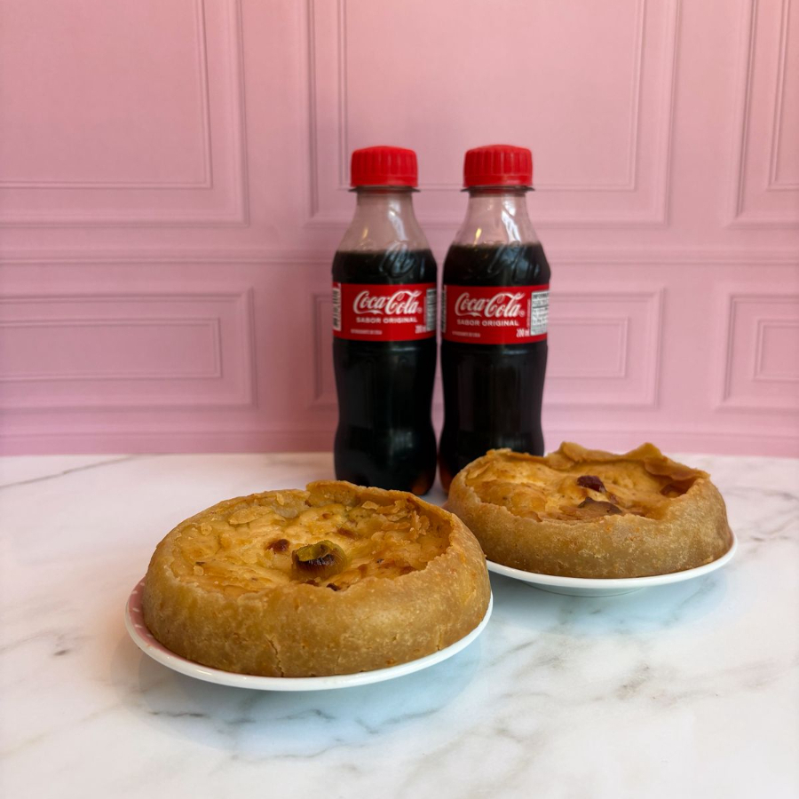 2x quiches salgadas com recheio generoso, massa amanteigada e casquinha crocante. Pra acompanhar? 2 Coca-Colas Gratis Perfeito pra matar a fome em dupla, ou não dividir com ninguém.