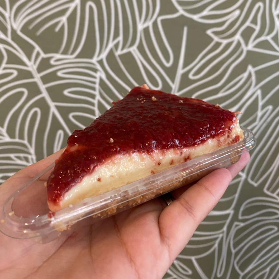 Bolo de Ninho com geleia de morangos artesanal