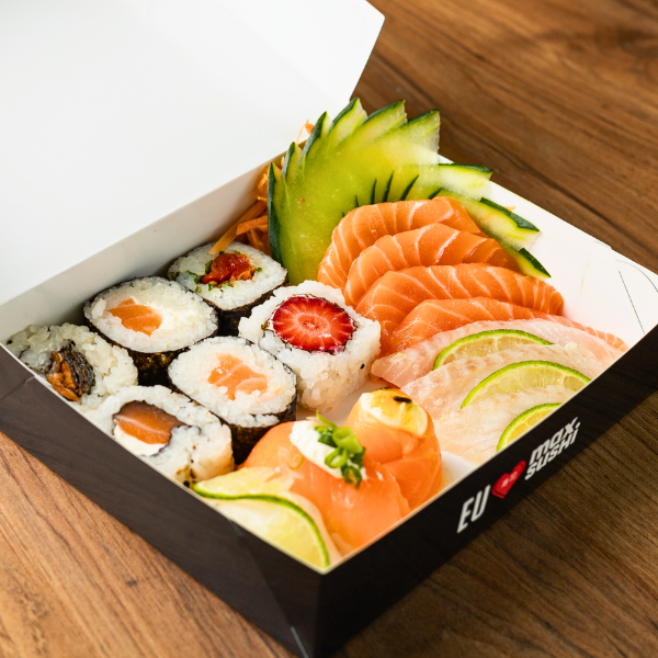 5 sashimi salmão, 3 sashimi tilápia, 1 gunkan especial, 1 niguiri salmão, 1 niguiri tilápia, 6 sushis variados.