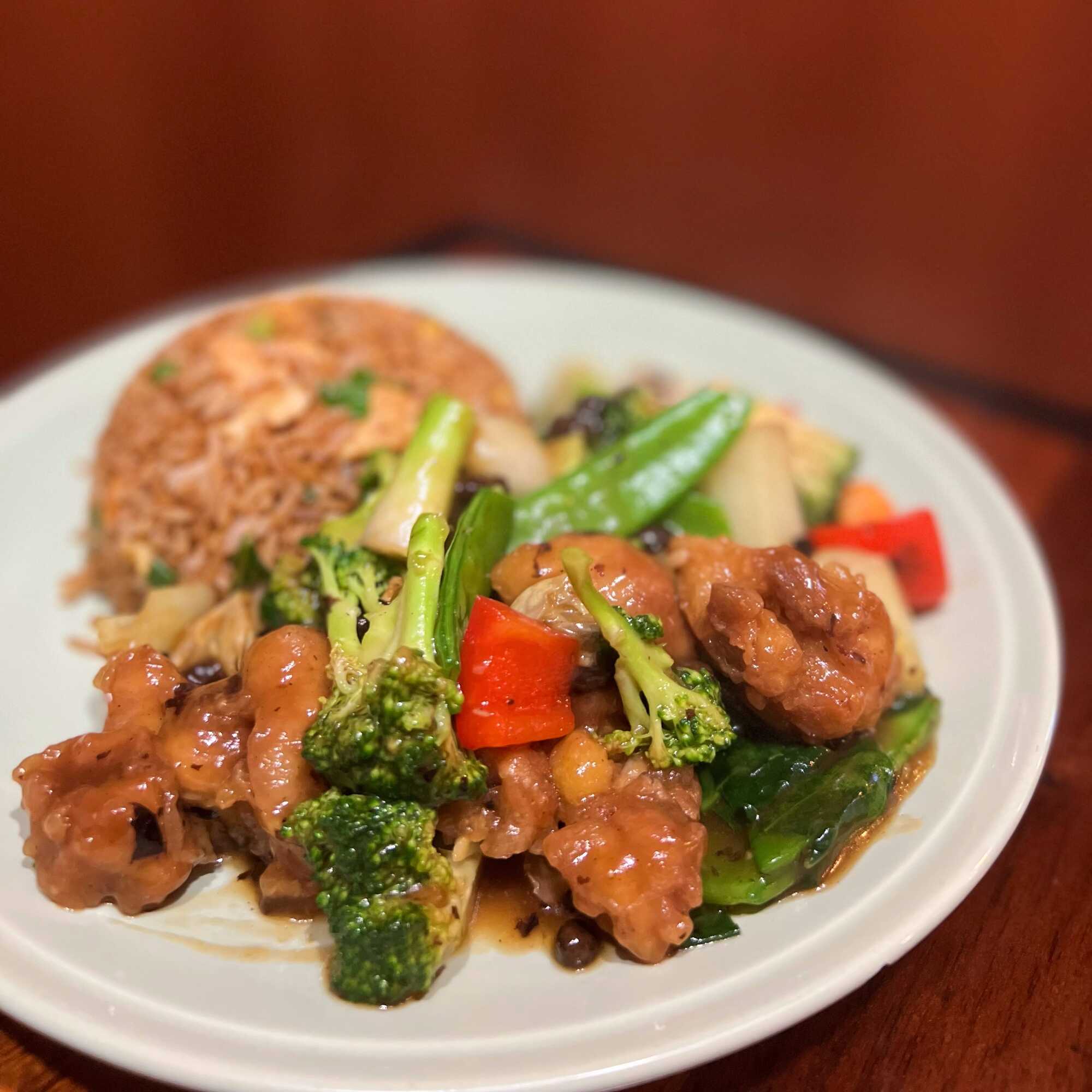 Pollo en Trozos con Verduras y Chaufa