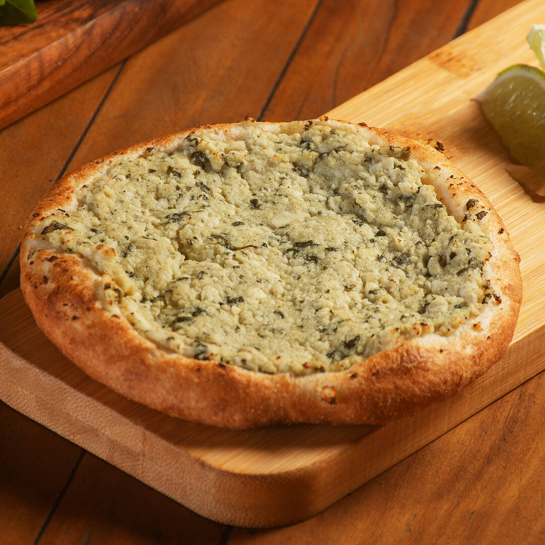 Esfirra de espinafre com creme de ricota