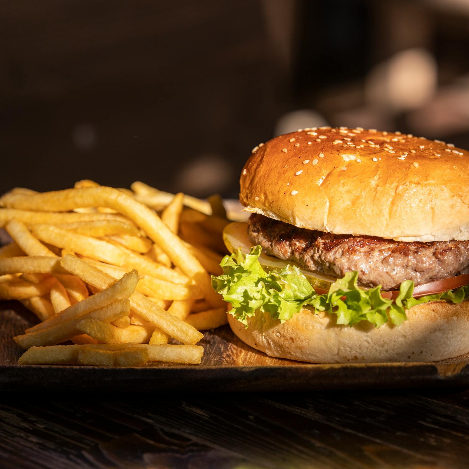 Hamburguesa y Papas a la Francesa