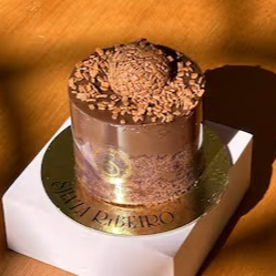 Massa de chocolate molhadinha, recheado com nosso famoso brigadeiro Belga. Em média 220g. Obs. 1: não alteramos nenhum produto ou retiramos/adicionamos ingrediente. Obs. 2: produto de consumo imediato. Obs. 3: alguns produtos podem vir com vencimento do mesmo Dia.