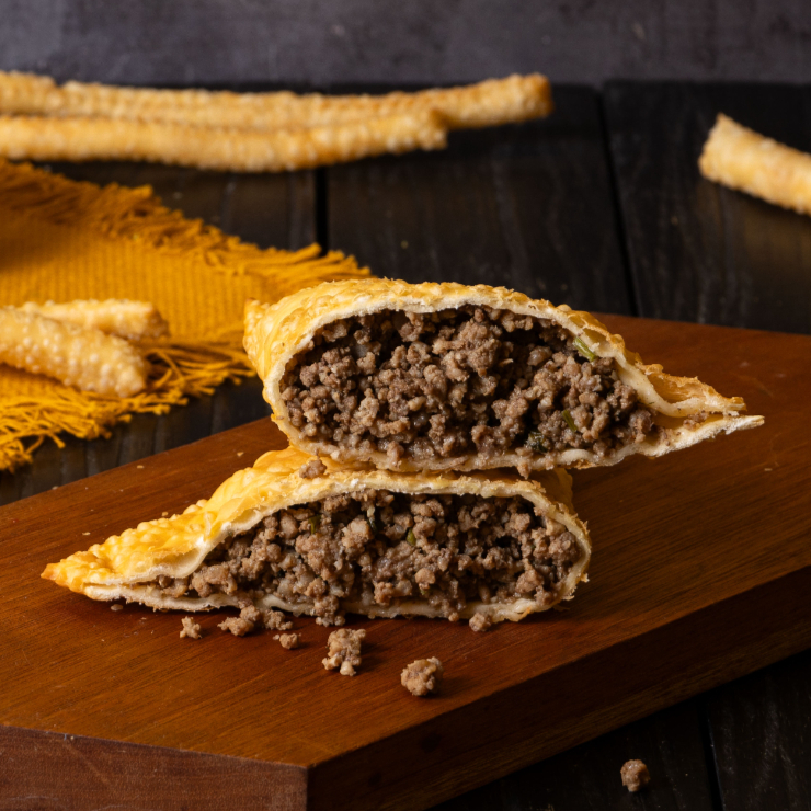 Carne moída peraparada deliciosamente pela nossa chef. Nossa massa é exclusiva e fritamos seu pastel em gordura vegetal para garantir um pastel seco e crocante. (aprox 180g)