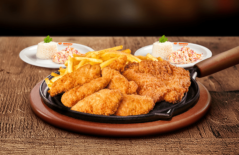 Um banquete para dois que inclui 1 sobrecoxa desossada empanada (aprox. 195g) e 6 sassamis empanados, acompanhados de batata frita ou polenta. Cada prato acompanha 2 acompanhamentos e molho.