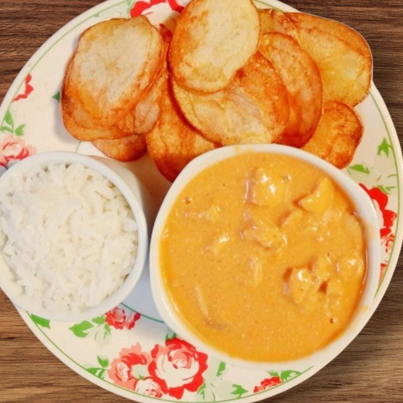 Estrogonoff de frango em porções separada 500gramas estrogonoff 300 de arooz e 120 de batata Chips,tudo pesando em você, frango cortado em cubo temperado com temperos e ingridientes frescos e com aquele molho cremoso maravilhoso feilto com creme de leite com sabor diferenciado nesse estrogonoff com arroz soltinho e batata Chips crocante tudo Qe quentinho na sua mesa"! E ainda entrega grátis
