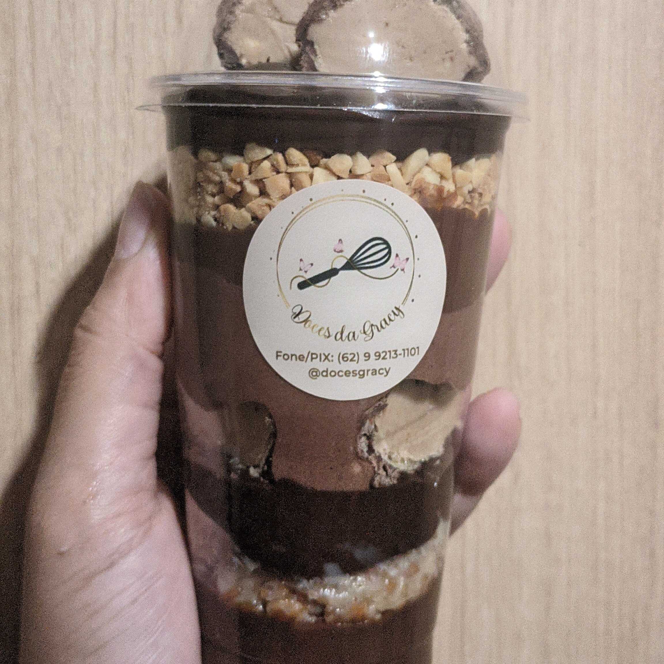 Copo da Felicidade: A Doçura que Você Merece! Prepare-se para uma explosão de sabor! O **Copo da Felicidade** da **Doces da Graça** é a combinação perfeita para adoçar o seu Dia: **Creme de Ninho** que derrete na boca Camadas generosas de **geleia de morango** fresquinha Pedaços crocantes de **biscoito** E o toque final de **chocolate** que você ama! É a felicidade em cada colherada! Garanta já
