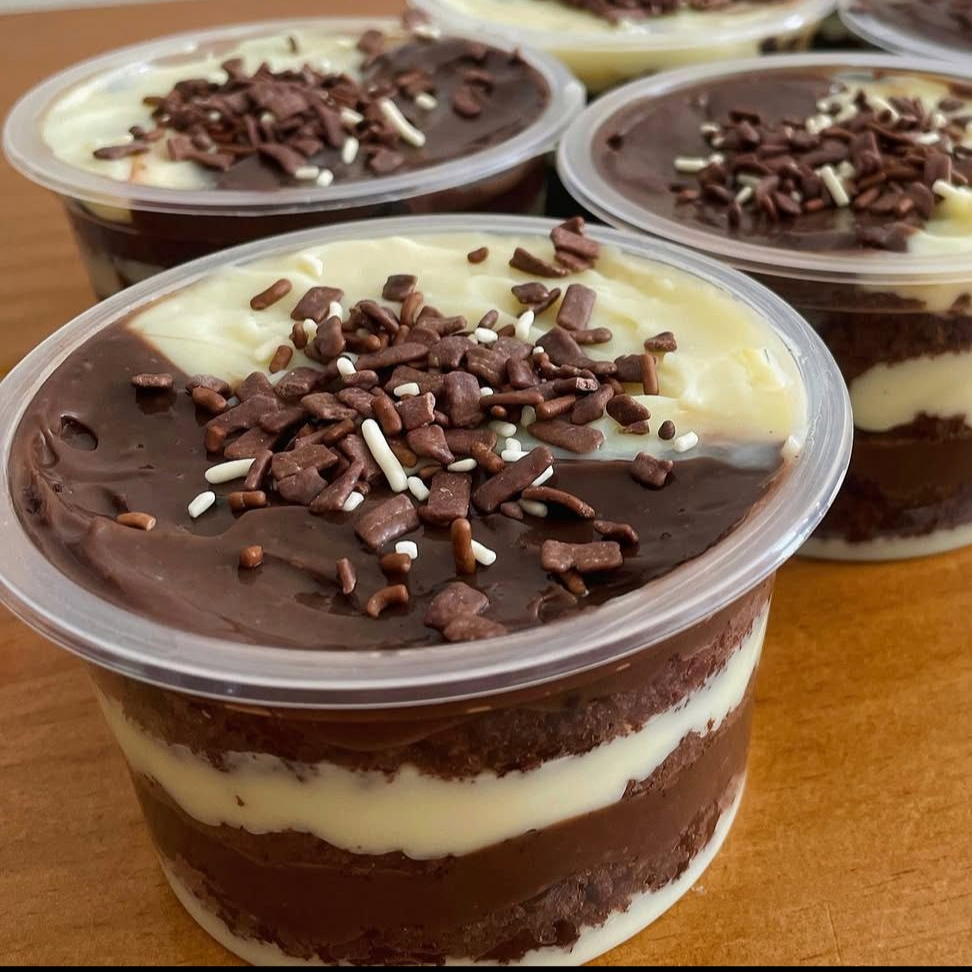 A combinação perfeita de camadas! Massa molhadinha, intercalada com recheios artesanais super cremosos e finalizada com um toque especial. Feito com ingredientes selecionados para garantir aquele sabor de doce de vitrine na palma da sua mão.
