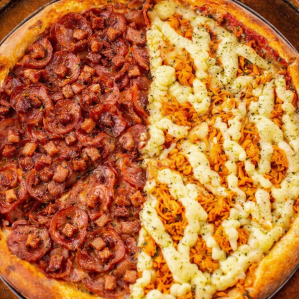 Calabresa Fatiada com Bacon Crocante e Muçarela no Molho Especial da Casa, Frango Desfiado com Catupiry Cremoso no Molho Especial de Frango. Combinação Irresistível Para 3 a 4 Pessoas — Peça Agora! 🍕🔥
