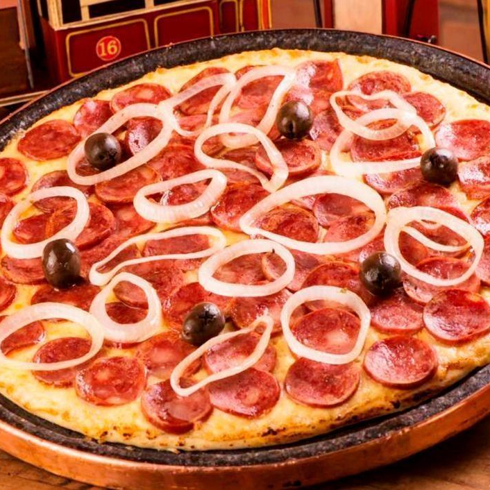 Pizza grande com 9 fatias de calabresa acebolada, queijo mussarela derretido, molho saboroso e massa aberta na hora. Sabor e qualidade em cada pedaço 🍕