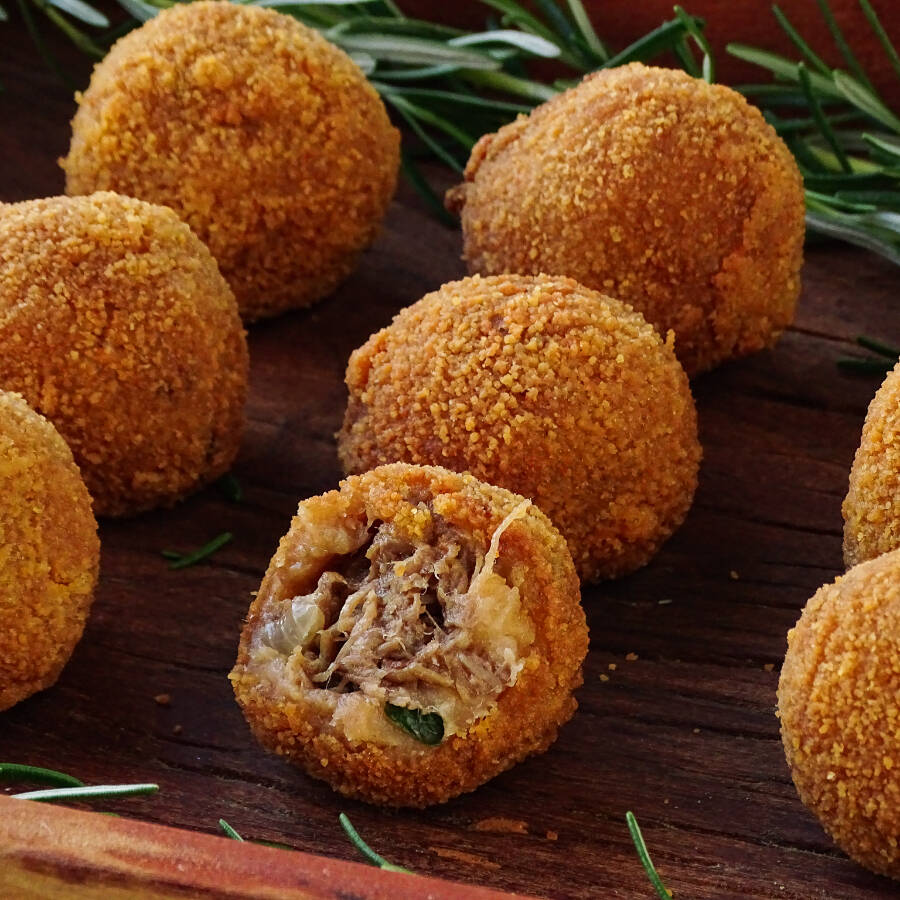 10 unidades de Bolinho recheado de costela desfiada e cream cheese.