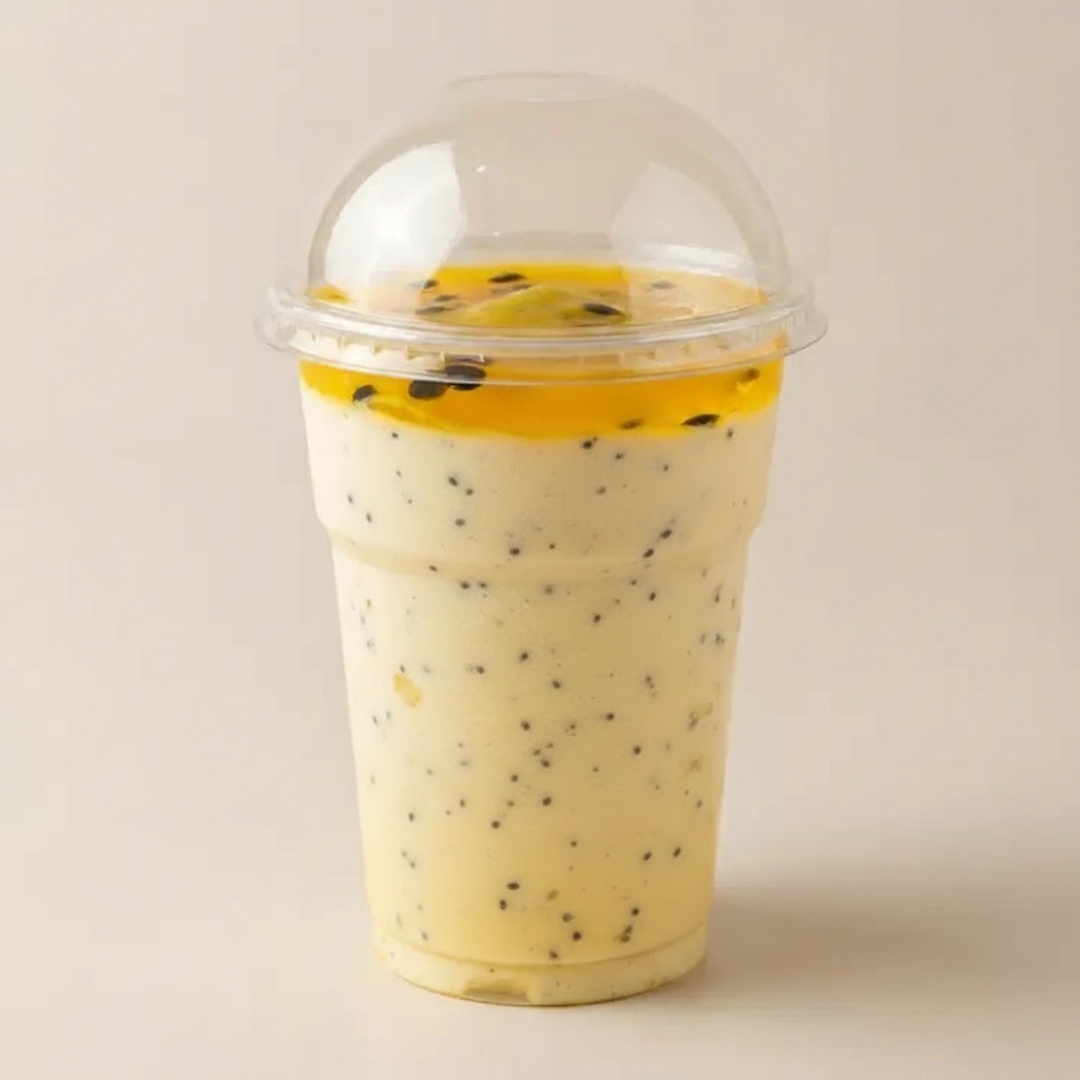 Mousse de maracujá é uma sobremesa leve, cremosa e refrescante, feita com a combinação perfeita do sabor tropical e marcante do maracujá. A receita tradicional leva suco de maracujá, leite condensado e creme de leite para garantir uma textura aerada e consistente. O resultado é um mousse com sabor doce e levemente azedinho, ideal para servir em qualquer ocasião, especialmente em dias quentes. Decorada com sementes de maracujá que intensifica ainda mais o sabor e dá um toque especial à apresentação.