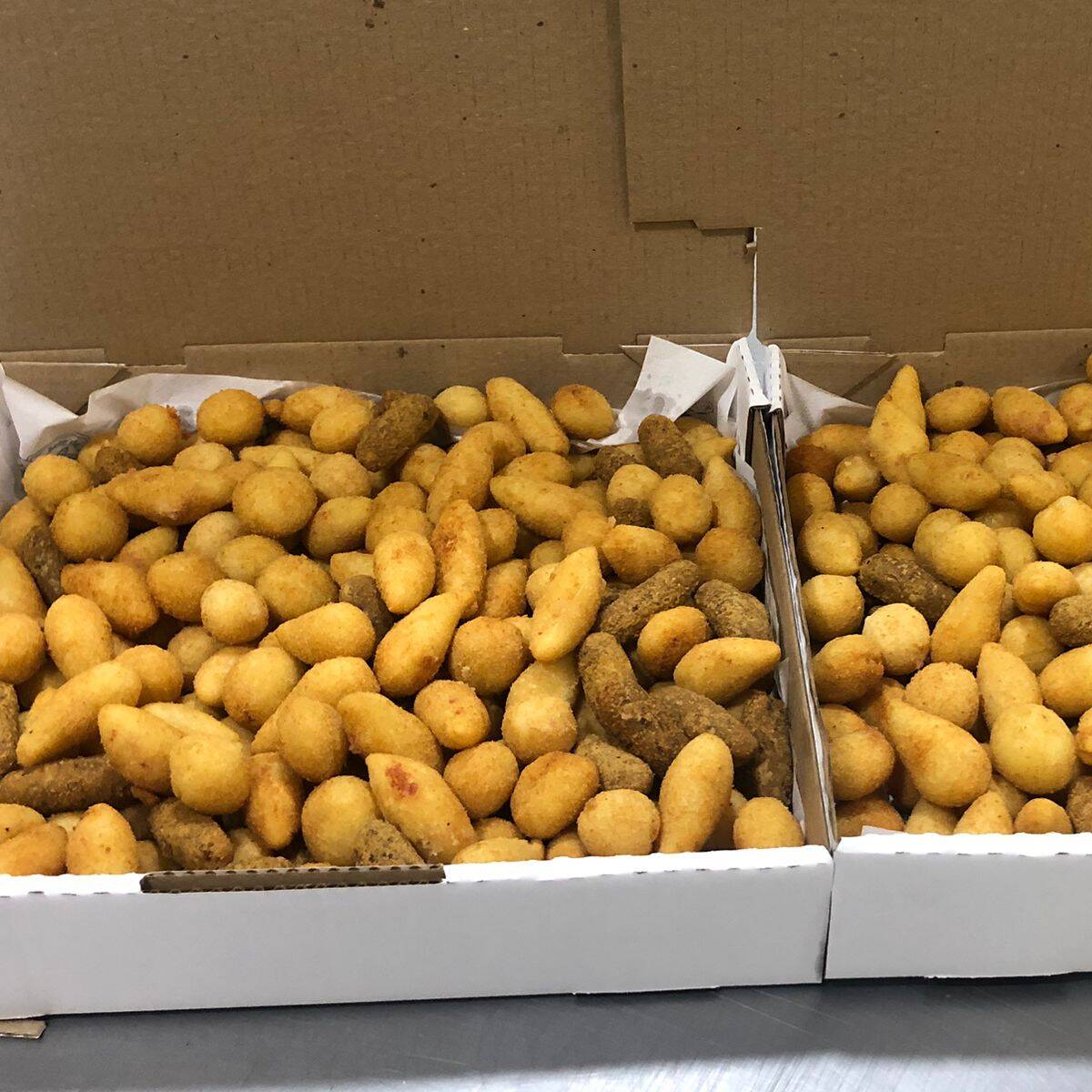Salgados Mistos e variados: coxinha, bolinha de queijo, presunto e queijo, calabresa, salsicha, croquete, milho com alho e queijo