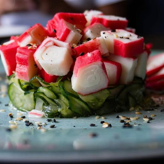 Pepino japonês laminado agridoce coberto com kani kama bastonetes sabor carne de siri industrializada