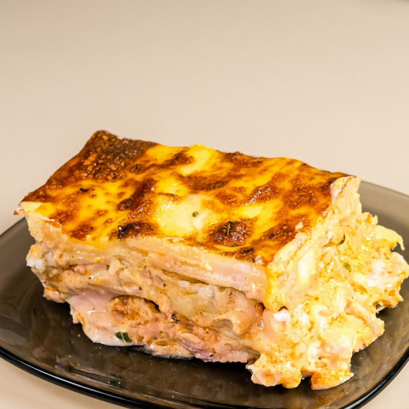 Conhecida como uma maravilha, nossa 'Lasanha de Camarão Regional' é uma experiência culinária suculenta e irresistivelmente saborosa. A massa finamente preparada é recheada com camarões frescos e selecionados, combinados harmoniosamente com queijo mussarela derretido e presunto de qualidade superior. Essa delícia é envolta em nosso molho especial da casa, que eleva ainda mais o sabor do prato. Com um público fiel e assíduo, cada pedaço dessa delícia vale a pena, garantindo uma experiência gastronômica regional inesquecível. Um verdadeiro deleite para os amantes de frutos do mar e da autêntica culinária regional.